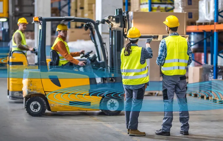 如何防范叉車(chē)風(fēng)險(xiǎn)事故？又有哪些解決方案？—九盾安防叉車(chē)防撞